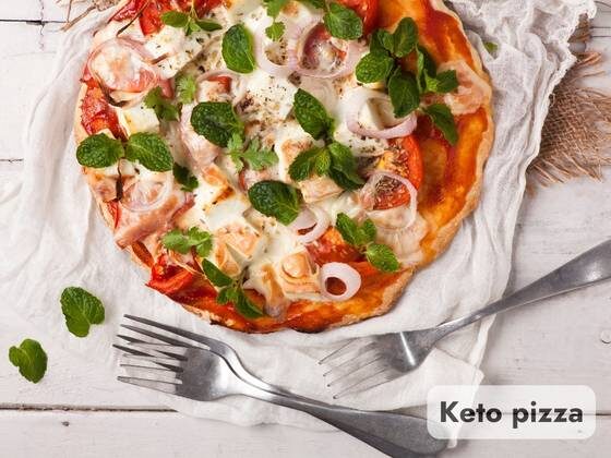 keto pizza serowa na spodzie kalafiorowym z sosem pomidorowym